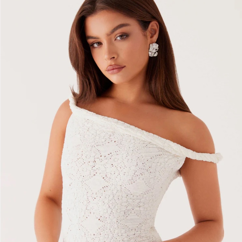 Elegant Off-Shoulder White Lace crop top